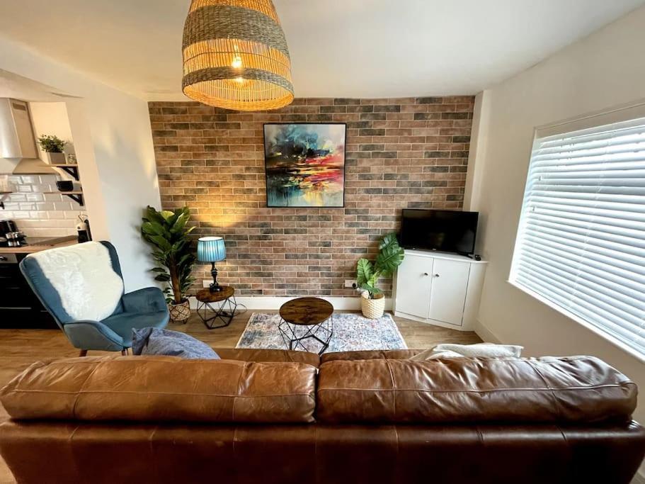 Charming Terrace Home, Nantwich -Near Train Station & Town エクステリア 写真