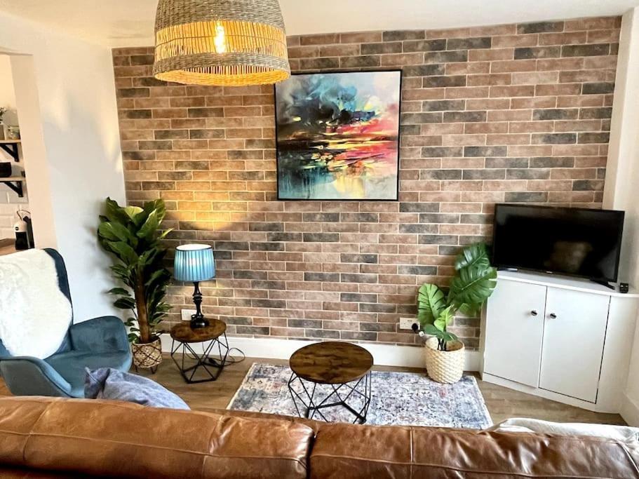 Charming Terrace Home, Nantwich -Near Train Station & Town エクステリア 写真