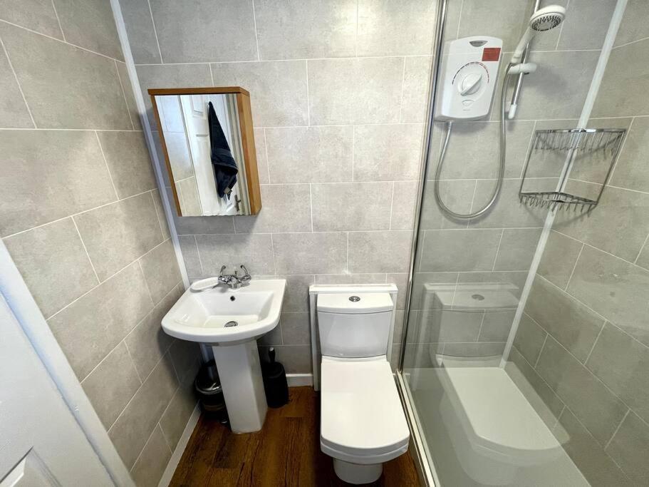 Charming Terrace Home, Nantwich -Near Train Station & Town エクステリア 写真